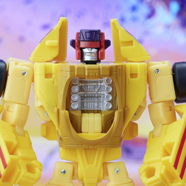 Transformers Legacy Deluxe Dragstrip Official Image  (13 of 60)